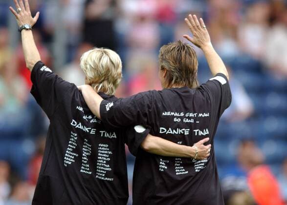 Co Trainerin Silvia Neid (li.) und Bundestrainerin Tina Theune Meyer (beide Deutschland) bejubeln die Europameisterschaft 2005 Fußball EM Damen Europameisterschaft 2005, Frauen, Frauenfußball, Finale, Endspiel, Länderspiel, Feier, feiern Gruppe Nationaltrainer, Nationaltrainerin, Bundestrainer Blackburn Freude,