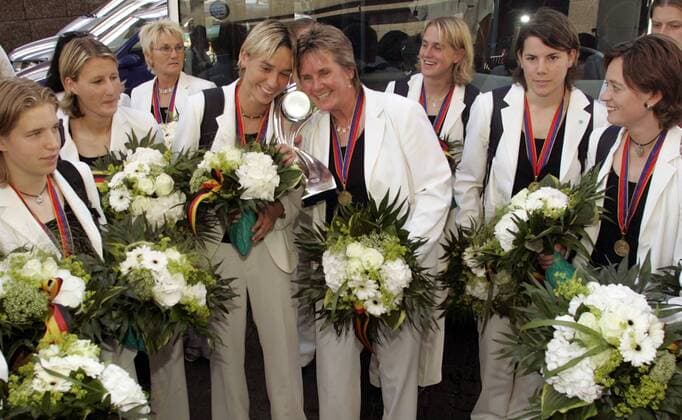 Deutschland ist Europameister 2005 - v.li.: Petra Wimbersky, Sonja Fuss, Sandra Minnert, Bundestrainerin Tina Theune Meyer mit dem Siegerpokal, Britta Carlson, Torfrau Ursula Holl und Renate Lingor beim Empfang auf dem Frankfurter Flughafen Fußball EM Damen Europameisterschaft 2005, Nationalmannschaft, Nationalteam, Frauen, Frauenfußball Gruppe Flughafen, Ankunft, Empfang Frankfurt M.