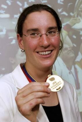 Deutschland ist Europameister 2005 - Birgit Prinz zeigt stolz ihre Goldmedaille Fußball EM Damen Europameisterschaft 2005, Nationalmannschaft, Nationalteam, Frauen, Frauenfußball Porträt Empfang Frankfurt M. Freude