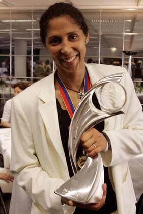 Deutschland ist Europameister 2005 - Steffi Jones mit dem Siegerpokal Fußball EM Damen Europameisterschaft 2005, Nationalmannschaft, Nationalteam, Frauen, Frauenfußball Einzelbild Empfang Frankfurt M. Freude