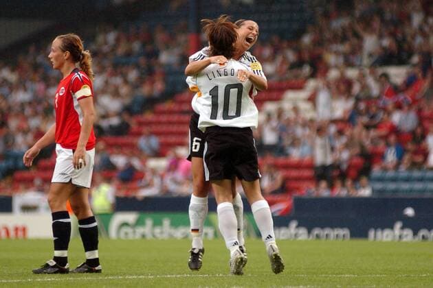 Inka Grings (re.) und Renate Lingor (beide Deutschland) - Torjubel Fußball EM Damen Europameisterschaft 2005, Frauen, Frauenfußball, Finale, Endspiel, Länderspiel Gruppe Blackburn Freude,