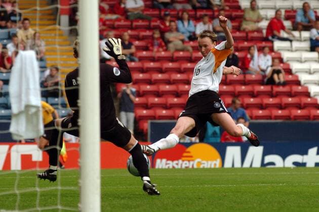 Conny Pohlers (Deutschland, re.) streckt sich nach dem Ball Fußball EM Damen Europameisterschaft 2005, Frauen, Frauenfußball, Finale, Endspiel, Länderspiel Einzelbild Blackburn Dynamik,