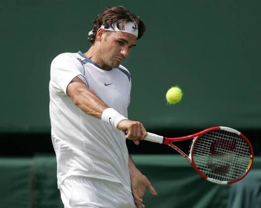 Roger Federer (Schweiz) - Rückhand Tennis Herren All England Championships 2005, Grand Slam, ATP Tour, Einzelbild Wimbledon London Dynamik,