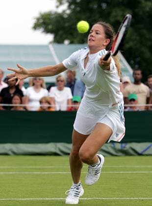 Patty Schnyder (Schweiz) streckt sich zum Vorhandvolley Tennis Damen All England Championships 2005, Grand Slam, WTA Tour, Rasen, Rasenplatz, Rasentennis, Rasenturnier, Einzelbild Wimbledon London Dynamik,