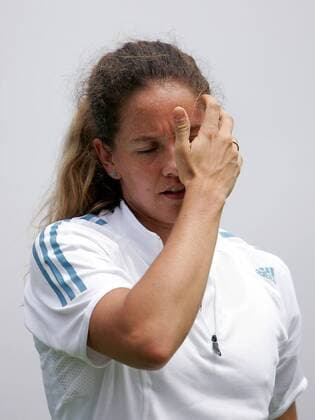 Patty Schnyder (Schweiz) enttäuscht Tennis Damen All England Championships 2005, Grand Slam, WTA Tour, Einzelbild Wimbledon London Enttäuschung, Nachdenklichkeit,