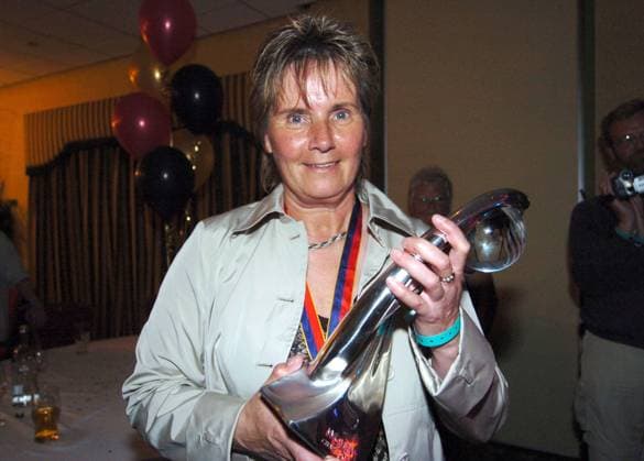 Bundestrainerin Tina Theune Meyer (Deutschland) mit dem Siegerpokal Fußball EM Damen Europameisterschaft 2005, Frauen, Frauenfußball, Europameister, Feier, feiern Einzelbild Outfit, Kleidung o0 Feier Siegesfeier Blackburn, Lancashire