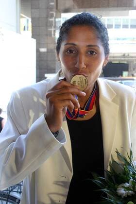 Deutschland ist Europameister 2005 - Steffi Jones küsst ihre Goldmedaille Fußball EM Damen Europameisterschaft 2005, Nationalmannschaft, Nationalteam, Frauen, Frauenfußball Einzelbild Flughafen, Ankunft, Empfang Frankfurt M.