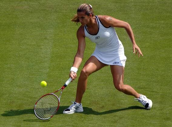 Amelie Mauresmo (Frankreich) - Vorhandvolley Tennis Damen All England Championships 2005, Grand Slam, WTA Tour, Rasen, Rasenplatz, Rasentennis, Rasenturnier Einzelbild Wimbledon London