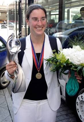 Birgit Prinz (Deutschland) präsentiert bei der Ankunft auf dem Frankfurter Flughafen den Pokal für den Europameister 2005 Fußball EM Damen Europameisterschaft 2005, Nationalmannschaft, Nationalteam, Frauen, Frauenfußball Einzelbild Frankfurt M. Freude,