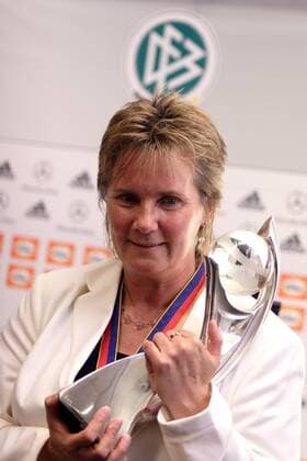 Deutschland ist Europameister 2005 - Bundestrainerin Tina Theune Meyer präsentiert stolz den Siegerpokal während ihrer Ankunft auf dem Frankfurter Flughafen Fußball EM Damen Europameisterschaft 2005, Nationalmannschaft, Nationalteam, Frauen, Frauenfußball, Einzelbild Frankfurt M. Freude,