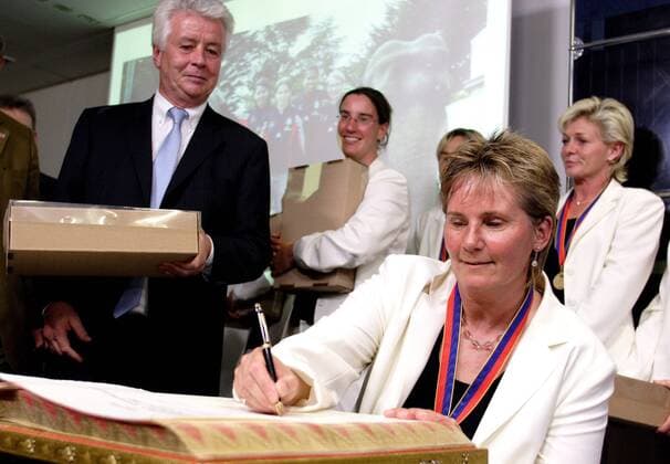 Deutschland ist Europameister 2005 - Bundestrainerin Tina Theune Meyer darf sich in das goldene Buch der Stadt Frankfurt am Main eintragen, li. Bürgermeister Achim Vandreike (SPD Sportdezernent Frankfurt) Fußball EM Damen Europameisterschaft 2005, Nationalmannschaft, Nationalteam, Frauen, Frauenfußball, Kommunalpolitiker Gruppe Lokalpolitik, Lokalpolitiker, Kommunalpolitik, Frankfurt M., people
