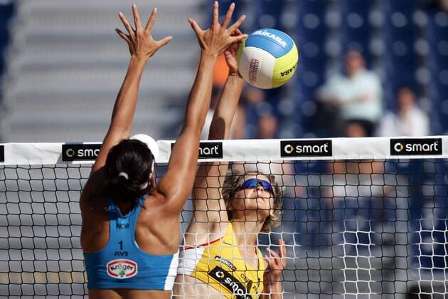 Laura Ludwig (Deutschland, re.) - Schmetterball gegen den Block von Nila Ann Hakedal (Norwegen) Beachvolleyball WM Damen Swatch FIVB Weltmeisterschaft 2005, Beach Gruppe Berlin Dynamik,