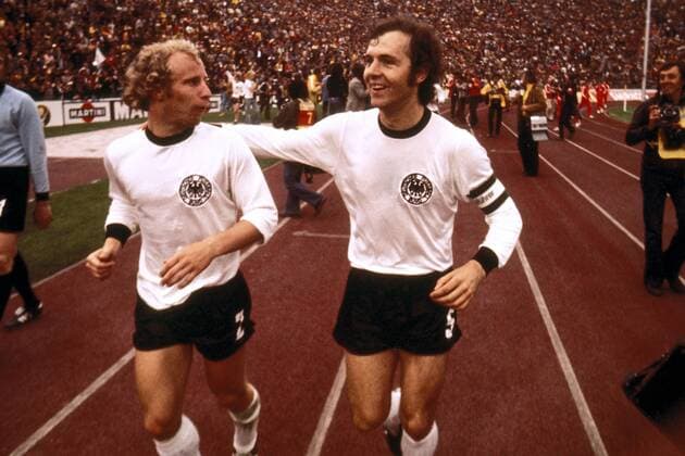 Die Weltmeister Franz Beckenbauer (re.) und Berti Vogts (beide BR Deutschland) auf der Ehrenrunde Fußball WM Herren Weltmeisterschaft 1974, Länderspiel, Nationalmannschaft, Nationalteam, Nationaltrikot, Vdia Gruppe München Freude,