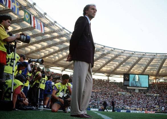 Teamchef Franz Beckenbauer (BR Deutschland) nachdenklich am Spielfeldrand des römischen Olympiastadions -  Fußball WM Herren Weltmeisterschaft 1990, Länderspiel, Finale, Endspiel, Nationalmannschaft, Nationalteam, Vdia Totale Stadio Olimpico, Olympiastadion Rom Nachdenklichkeit,