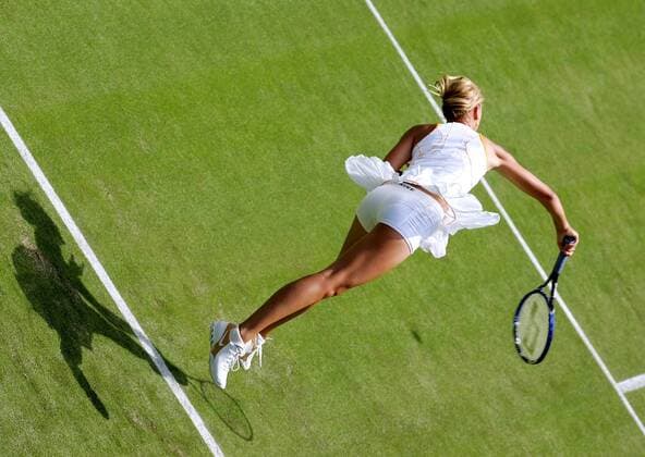 Maria Sharapova (Rußland) - Aufschlag Tennis Damen All England Championships 2005, Grand Slam, ATP Tour, Einzelbild Wimbledon London, Symbol, Feature Dynamik,