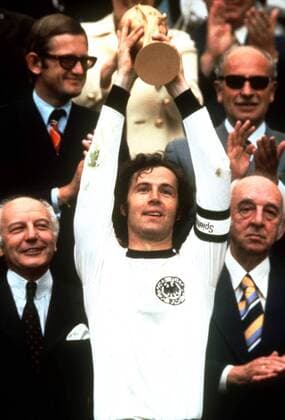 Franz Beckenbauer präsentiert den FIFA Weltpokal, Bundespräsident Walter Scheel (FDP beide BR Deutschland) sieht es mit Freuden -  Fußball WM Herren Weltmeisterschaft 1974, Länderspiel, Nationalmannschaft, Nationalteam, Finale, Endspiel, Vdia Gruppe München Freude,