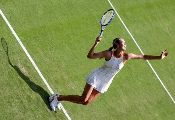 Maria Sharapova (Rußland) - Aufschlag Tennis Damen All England Championships 2005, Grand Slam, ATP Tour, Einzelbild Wimbledon London
