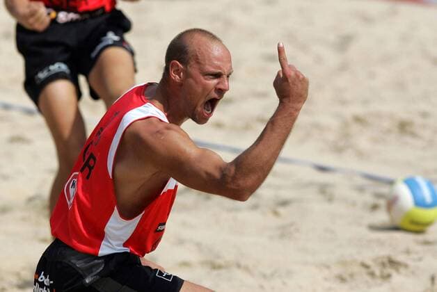 Marvin Polte (Deutschland) zeigt an, wer die Nummer 1 ist Beachvolleyball Herren Swatch FIVB Weltmeisterschaft 2005, Beach Einzelbild Berlin Freude, Begeisterung,