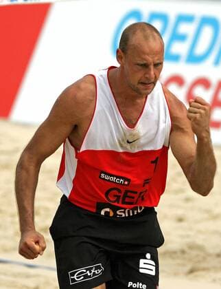 Marvin Polte (Deutschland) mit Siegerfaust Beachvolleyball Herren Swatch FIVB Weltmeisterschaft 2005, Beach Einzelbild Berlin Freude,