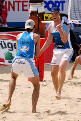 Jonas Reckermann (re.) und Markus Dieckmann (beide Deutschland) jubeln Beachvolleyball WM Herren Swatch FIVB Weltmeisterschaft 2005, Beach Gruppe Berlin Freude, Begeisterung,