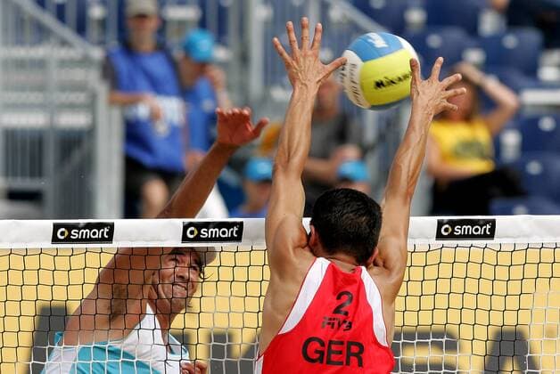 Thorsten Schön (Deutschland) - Block gegen Kevin Wong (USA) Beachvolleyball Herren Swatch FIVB Weltmeisterschaft 2005, Beach Gruppe Berlin Dynamik,