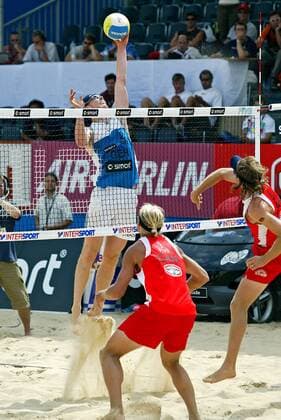 Jonas Reckermann (Deutschland, li.) blockt den Ball von Conrad Leinemann (re.), vorn Richard van Huizen (beide Kanada) Beachvolleyball WM Herren Swatch FIVB Weltmeisterschaft 2005, Beach Gruppe Berlin Höhe, Dynamik,