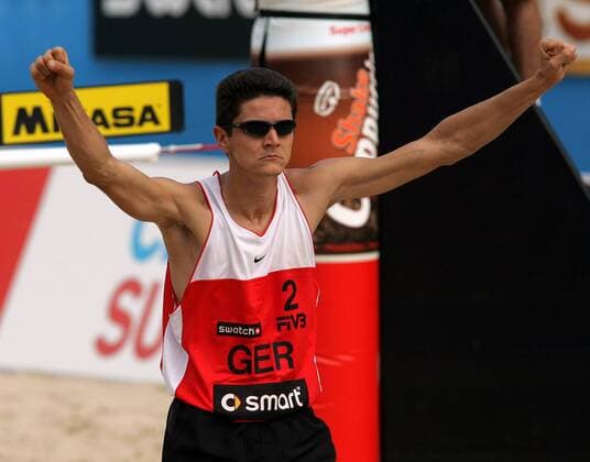 Thorsten Schön (Deutschland) - Siegerpose Beachvolleyball Herren Swatch FIVB Weltmeisterschaft 2005, Beach Einzelbild Berlin Freude,