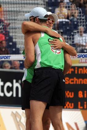 Julius Brink (re.) und Kjell Schneider (beide Deutschland) jubeln Beachvolleyball WM Herren Swatch FIVB Weltmeisterschaft 2005, Beach Gruppe Berlin Freude,