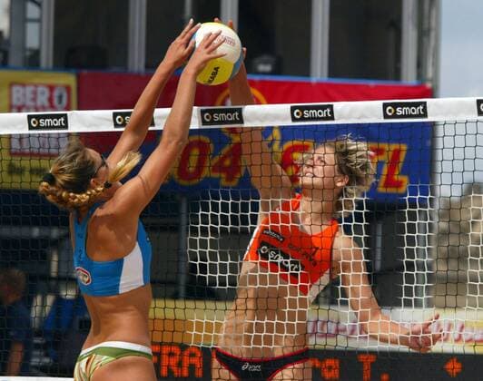 Laura Ludwig (re., Deutschland) - Schmetterball gegen den Block Beachvolleyball WM Damen Swatch FIVB Weltmeisterschaft 2005, Beach, Vdig Gruppe Berlin Dynamik,
