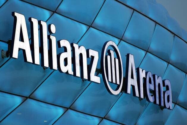 Die Allianz Arena - blaue Beleuchtung signalisiert ein Heimspiel des TSV 1860 München Fußball 2. BL Herren Saison 2004 2005, TSV 1860 München, Einweihung, Eröffnung, Stadioneinweihung, Stadioneröffnung Einzelbild AllianzArena, Außenverkleidung München