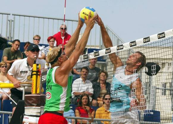 Richard van Huizen (li., Kanada) blockt Thomas Kröger (Deutschland) Beachvolleyball WM Herren Swatch FIVB Weltmeisterschaft 2005, Beach, Vdig Gruppe Berlin Dynamik,