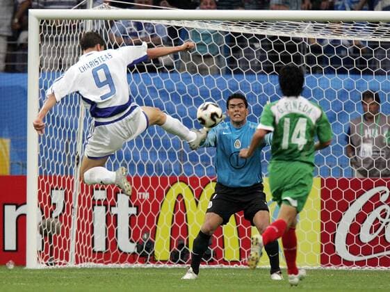 Angelos Charisteas (Griechenland, li.) - Torschuß gegen Torwart Oswaldo Sanchez (Mexiko) Fußball Länderspiel Herren Confederations Cup 2005, Confederationscup, Länderspiel, Griechenland - Mexiko 0:0, Gruppe Frankfurt M. Dynamik, Kampf,