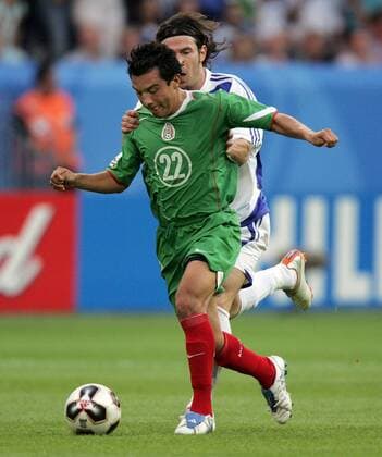Luis Perez (Mexiko, vorn) wird von Ioannis Amanatidis (Griechenland) gehalten Fußball Länderspiel Herren Confederations Cup 2005, Confederationscup, Länderspiel, Griechenland - Mexiko 0:0, Gruppe Frankfurt M. Dynamik, Kampf,