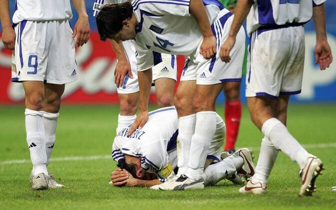 Theo Zagorakis (am Boden) wird von Panagiotis Fyssas (beide Griechenland) getröstet Fußball Länderspiel Herren Confederations Cup 2005, Confederationscup, Länderspiel, Griechenland Gruppe Frankfurt M. Enttäuschung,