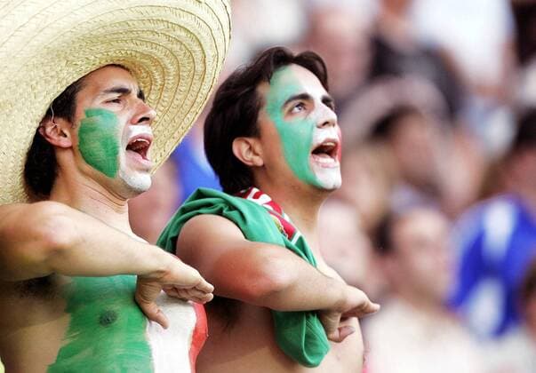 Zwei Mexiko Fans singen lautstark ihre Nationalhymne mit Fußball Länderspiel Herren Confederations Cup 2005, Confederationscup, Konföderationencup, Konföderationen, Confed, Länderspiel Gruppe Nationalfarben, Kopfbedeckung, Sombrero, Hut Frankfurt M., close