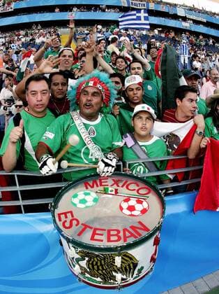 Mexiko Fans sorgen angeführt vom Paukenmann Esteban für Stimmung Fußball Länderspiel Herren Confederations Cup 2005, Confederationscup, Konföderationencup, Konföderationen, Confed, Länderspiel Totale fisheye Frankfurt M. Begeisterung, Freude,
