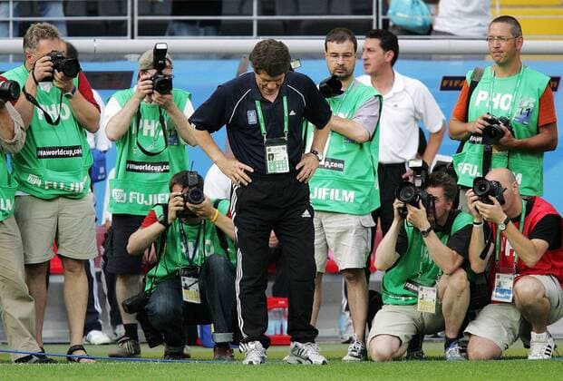 Ein enttäuschter Nationaltrainer Otto Rehhagel (Griechenland) umringt von Fotografen Fußball Länderspiel Herren Confederations Cup 2005, Confederationscup, Konföderationencup, Konföderationen, Länderspiel Gruppe Nationalmannschaft, Nationalteam Frankfurt M. Enttäuschung,