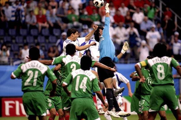 Torwart Oswaldo Sanchez (Mexiko, Mitte) greift daneben Fußball Länderspiel Herren Confederations Cup 2005, Confederationscup, Konföderationencup, Konföderationen, Confedcup Gruppe Osvaldo Frankfurt M. Dynamik,