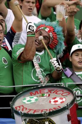 Mexicofan Esteban haut mächtig auf die Pauke Fußball Länderspiel Herren Confederations Cup 2005, Confederationscup, Konföderationen, Konföderationencup, Länderspiel Gruppe Mimik, Gestik Frankfurt M.