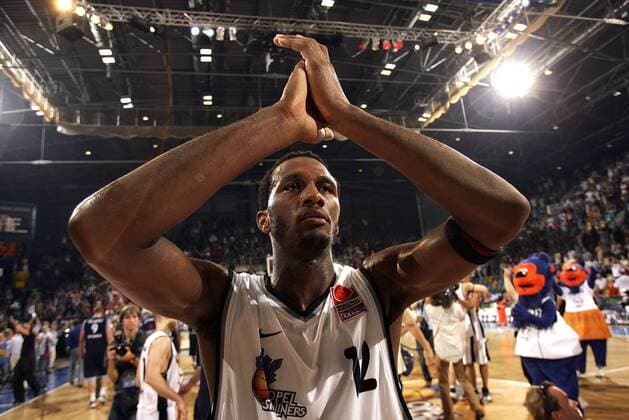 Chris Williams (Frankfurt) bedankt sich bei den Anhängern Basketball 1. BL Herren BBL 2004 2005, Playoffs, Play offs, Play off, Off, Finale, Endspiel, Spiel 4 Einzelbild Frankfurt M. Freude,