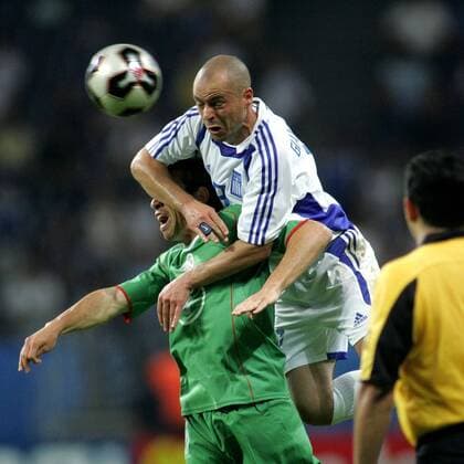 Stylianos Giannakopoulos (Griechenland, oben) gegen Pavel Pardo (Mexiko) Fußball Länderspiel Herren Confederations Cup 2005, Confederationscup, Konföderationencup, Konföderationen, Länderspiel Gruppe Nationalmannschaft, Nationalteam, Nationaltrikot Frankfurt M. Dynamik,