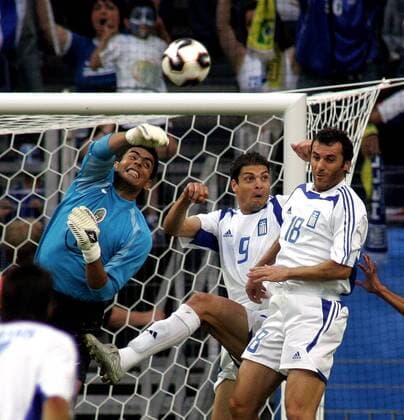 Torwart Oswaldo Sanchez (Mexiko, li.) gegen Angelos Charisteas (Mitte) und Ioannis Goumas (beide Griechenland) Fußball Länderspiel Herren Confederations Cup 2005, Confederationscup, Konföderationencup, Konföderationen, Länderspiel Gruppe Nationalmannschaft, Nationalteam, Nationaltrikot Frankfurt M. Dynamik,