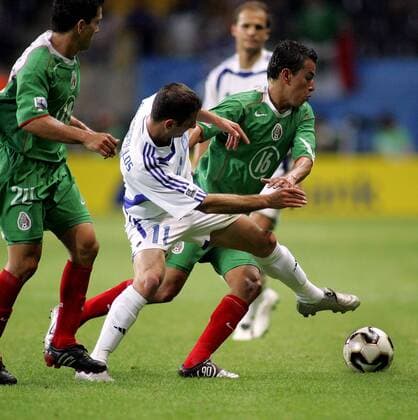 Mario Mendez (Mexiko, re.) gegen Dimitrios Papadopoulos (Griechenland) Fußball Länderspiel Herren Confederations Cup 2005, Confederationscup, Konföderationencup, Konföderationen, Länderspiel Gruppe Nationalmannschaft, Nationalteam, Nationaltrikot Frankfurt M. Dynamik, Kampf,