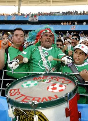 Mexiko Fan Esteban sorgt mit seiner Trommel für die richtige Lautstärke und mit seinem indianischem Kopfschmuck für die optische Abwechslung Fußball Länderspiel Herren Confederations Cup 2005, Confederationscup, Konföderationencup, Konföderationen, Confed, Länderspiel Gruppe Frankfurt M.