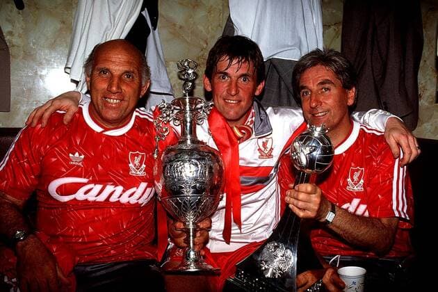 Meisterfeier Liverpool - Trainer Kenny Dalglish (Mitte) mit den Exprofis Ronnie Moran (li.) und Roy Evans -  Fußball Herren English First Division 1989 1990, 1. Englische Liga, Liverpool FC Gruppe Liverpool Freude,