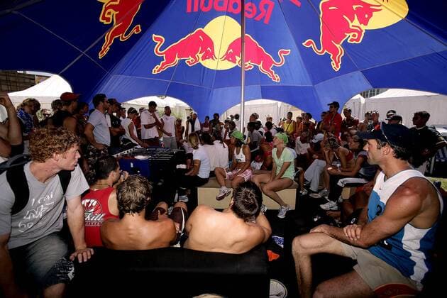 Swatch FIVB Weltmeisterschaft 2005: Versammlung der Teilnehmer, die am dritten Tag des Turniers für neue Verträge und mehr Mitspracherecht im Weltverband streiken Beachvolleyball WM Swatch FIVB Weltmeisterschaft 2005, Beach Totale Berlin
