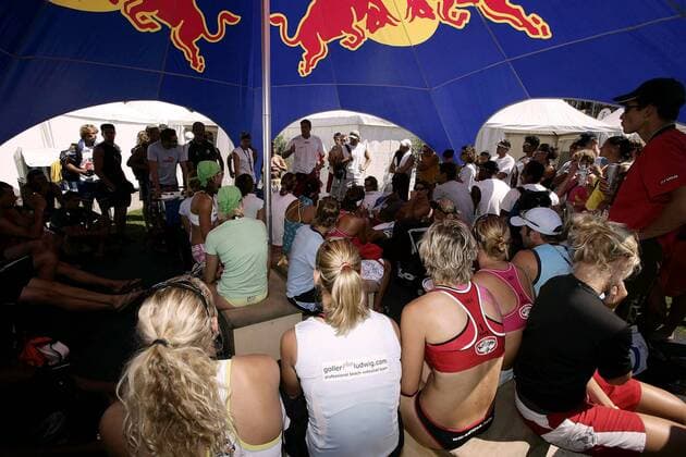 Swatch FIVB Weltmeisterschaft 2005: Versammlung der Teilnehmer, die am dritten Tag des Turniers für neue Verträge und mehr Mitspracherecht im Weltverband streiken Beachvolleyball WM Swatch FIVB Weltmeisterschaft 2005, Beach Totale Berlin