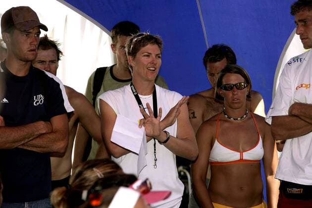 Spielervertreterin Natalie Cook (Australien) bespricht mit den anderen Teilnehmern der Swatch FIVB Weltmeisterschaft 2005 den Spielerstreik, denn so kann es für die Aktiven nicht weitergehen Beachvolleyball WM Swatch FIVB Weltmeisterschaft 2005, Beach Gruppe Berlin