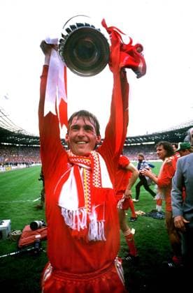 Kenny Dalglish (Liverpool) jubelt mit dem FA Pokal den Anhängern zu -  Fußball Herren FA Cup Finale 1985 1986, Englischer Pokal, Pokalfinale, Pokalspiel, Endspiel, Liverpool FC Einzelbild Wembley, Wembleystadion, Stadion London Freude,