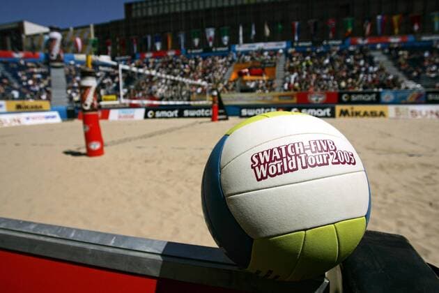 Beachvolleyball mit dem Logo der Swatch FIVB World Tour 2005 Beachvolleyball WM Swatch FIVB Weltmeisterschaft 2005, Beach, Vdig Einzelbild Berlin